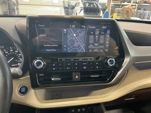 Used 2020 Toyota Highlander Limited image 16