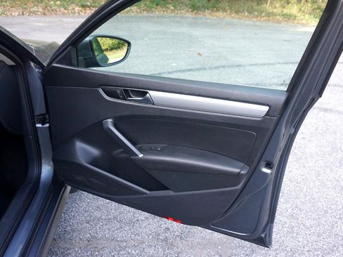 Used 2017 Volkswagen Passat 1.8T S image 21