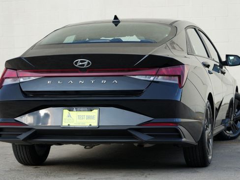 Used 2023 Hyundai Elantra SEL w/ Cargo Package FWD image 4