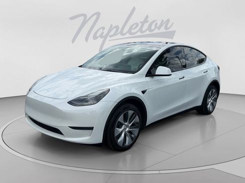 Used 2024 Tesla Model Y Long Range AWD/4WD image 1