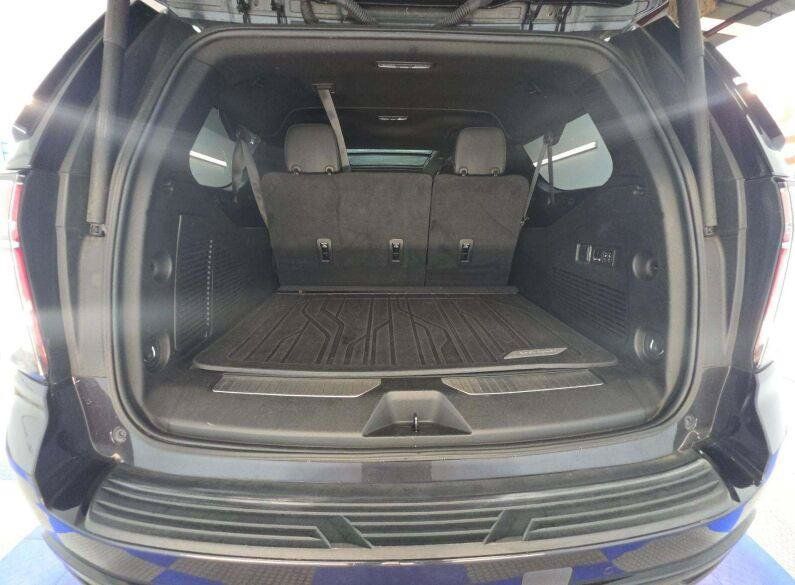 Used 2023 Chevrolet Suburban Z71 w/ Luxury Package AWD/4WD image 8