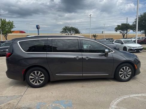 Used 2020 Chrysler Pacifica Limited w/ Advanced Safetytec Group FWD image 12