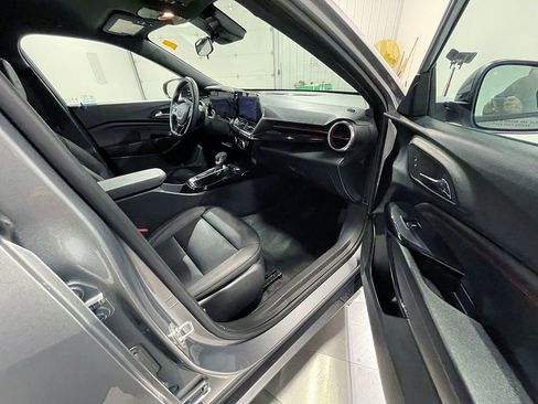 Used 2025 Chevrolet Trax RS FWD image 26