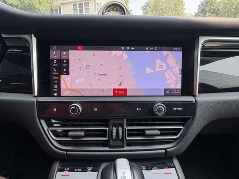 Certified 2024 Porsche Macan AWD/4WD image 23