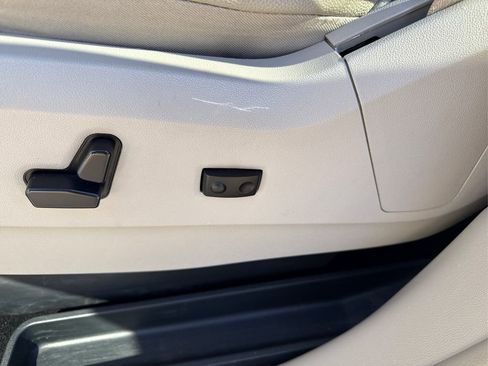 Used 2012 Chrysler Town & Country Touring-L w/ Driver Convenience Group image 23