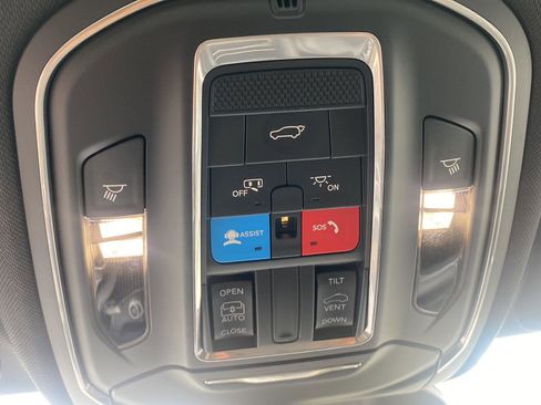 Certified 2025 Jeep Grand Cherokee Altitude image 18