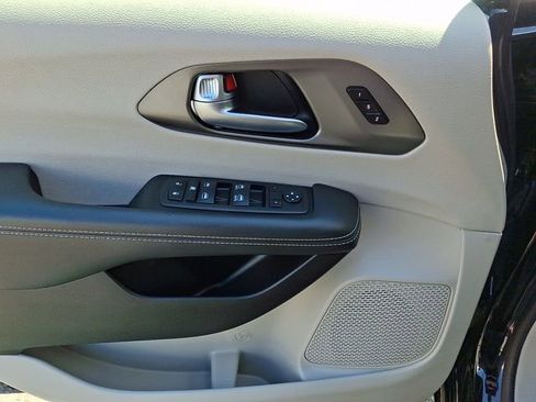 Used 2024 Chrysler Pacifica Touring-L FWD image 12
