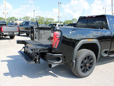 Used 2025 GMC Sierra 2500 AT4 w/ AT4 Premium Plus Package AWD/4WD image 11