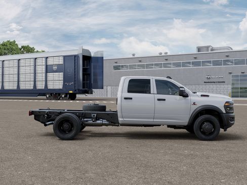 New 2026 RAM 4500 Tradesman AWD/4WD image 32