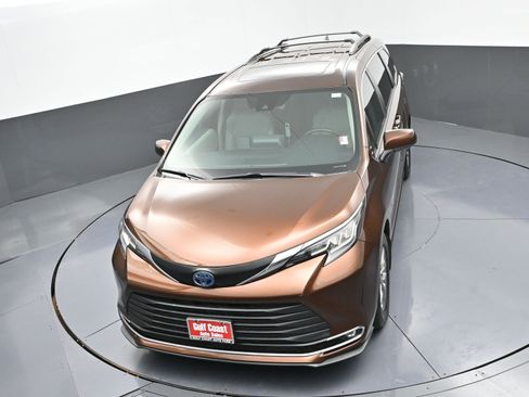 Used 2023 Toyota Sienna XLE image 34