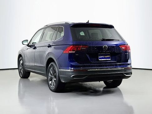 Used 2022 Volkswagen Tiguan SE w/ Panoramic Sunroof Package image 5