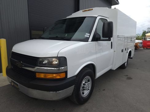 Used 2015 Chevrolet Express 3500 RWD image 2