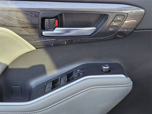 Used 2021 Toyota Highlander Limited image 26