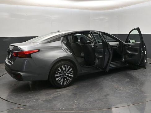 Used 2025 Nissan Altima 2.5 SV FWD image 27