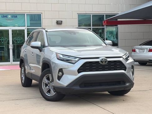 Used 2025 Toyota RAV4 XLE AWD/4WD image 2