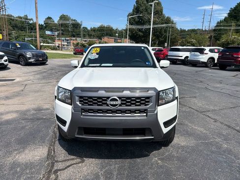 Used 2025 Nissan Frontier SV w/ Tow Package RWD image 2