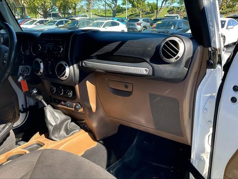 Used 2018 Jeep Wrangler Unlimited Sahara w/ Connectivity Group image 16