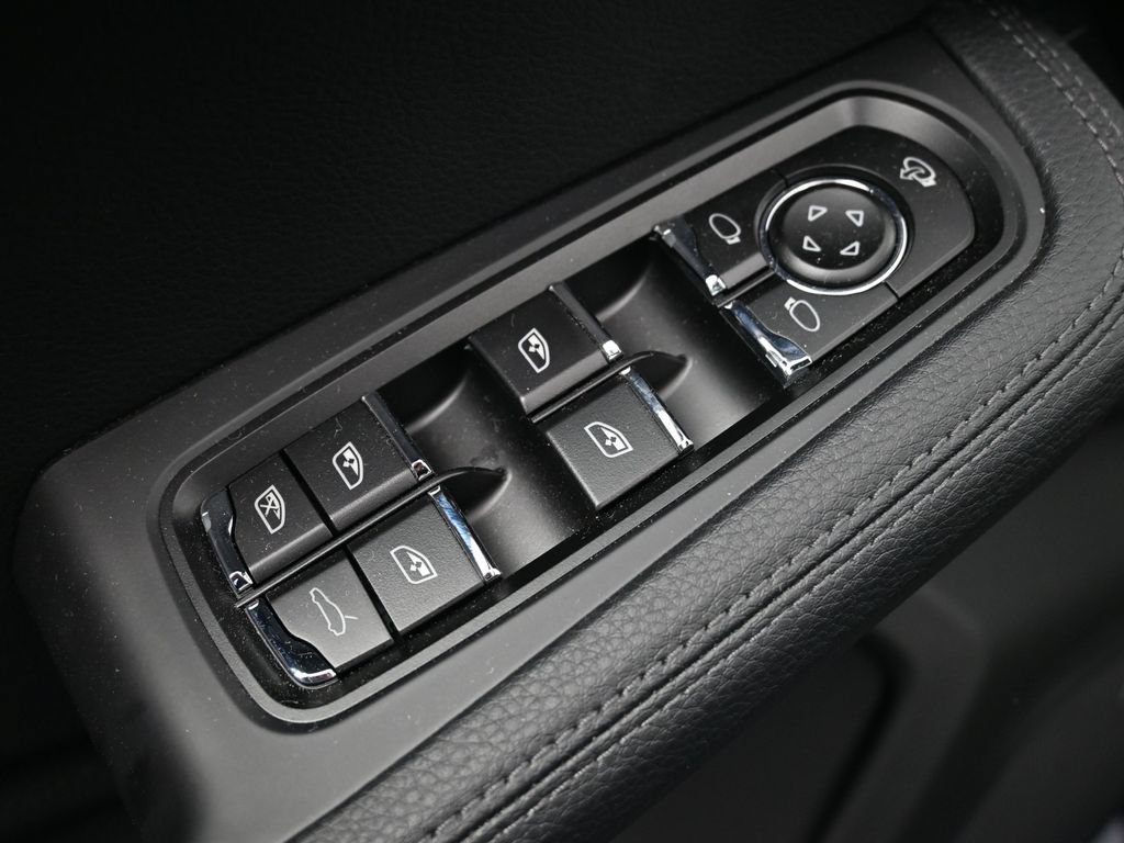 Certified 2026 Porsche Macan AWD/4WD image 19
