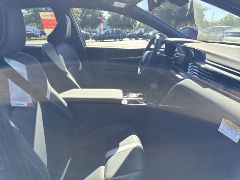 New 2025 Toyota Camry Hybrid FWD image 31