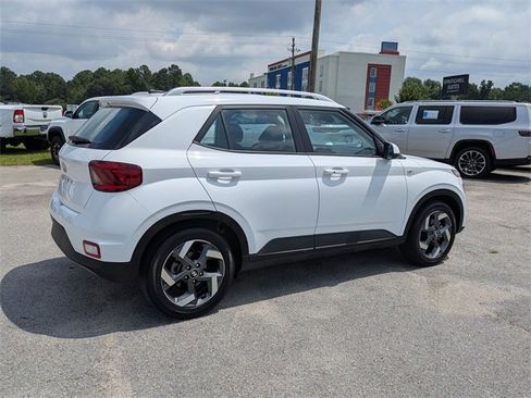 Used 2024 Hyundai Venue SEL image 3