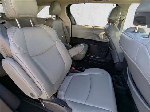 Used 2021 Toyota Sienna XLE image 21