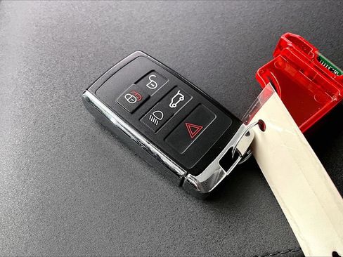 Used 2024 Land Rover Discovery S image 31