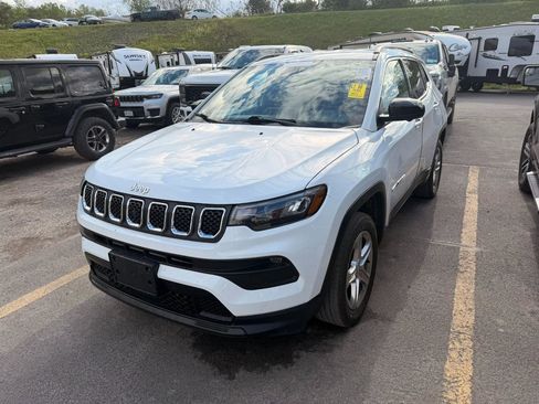 Used 2023 Jeep Compass Latitude w/ Convenience Group AWD/4WD image 1