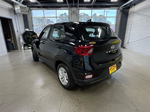 Used 2021 Hyundai Venue SE image 3