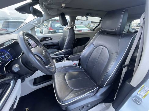 Used 2022 Chrysler Pacifica Limited image 13