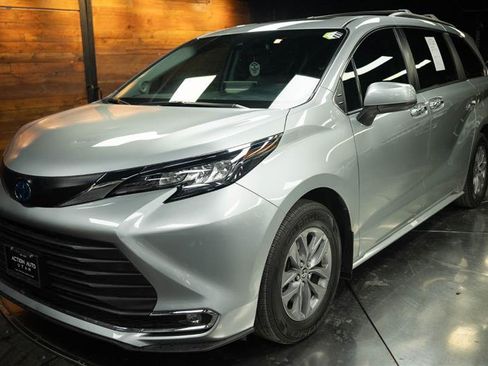 Used 2022 Toyota Sienna XLE w/ XLE Plus Package AWD/4WD image 2