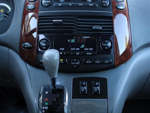 Used 2005 Toyota Sienna XLE image 19