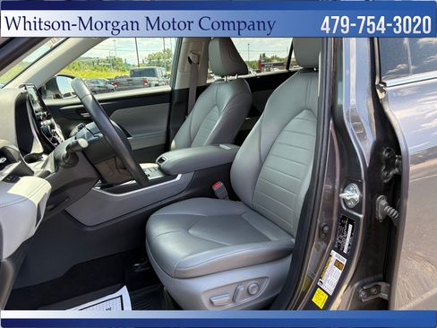 Used 2022 Toyota Highlander XLE AWD/4WD image 10