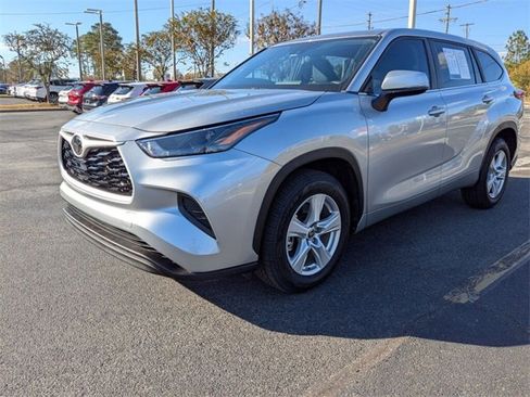 Used 2023 Toyota Highlander LE image 6