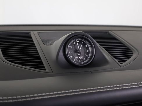 Certified 2024 Porsche Macan image 16