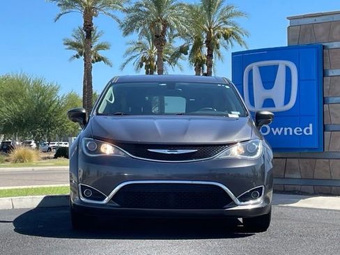 Used 2018 Chrysler Pacifica Touring Plus w/ Tire & Wheel Group FWD image 4