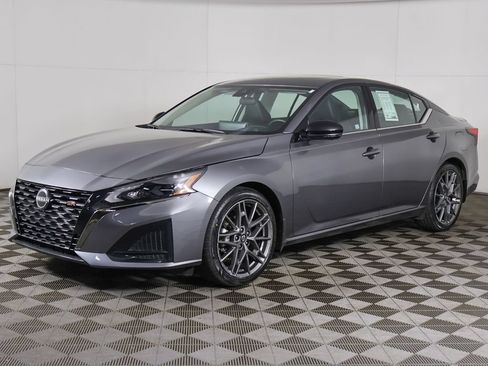 Used 2023 Nissan Altima 2.0 SR FWD image 9