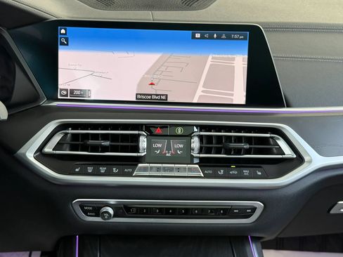 Used 2022 BMW X7 xDrive40i w/ M Sport Package AWD/4WD image 21