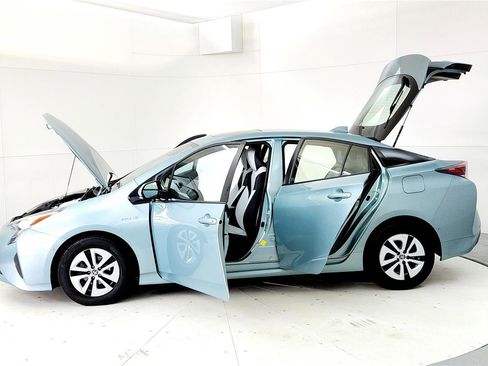 Used 2016 Toyota Prius Four image 10