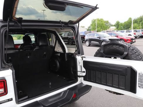 Used 2023 Jeep Wrangler Unlimited Rubicon w/ Cold Weather Group AWD/4WD image 12