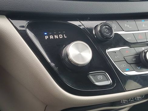 Used 2023 Chrysler Pacifica Touring-L FWD image 27