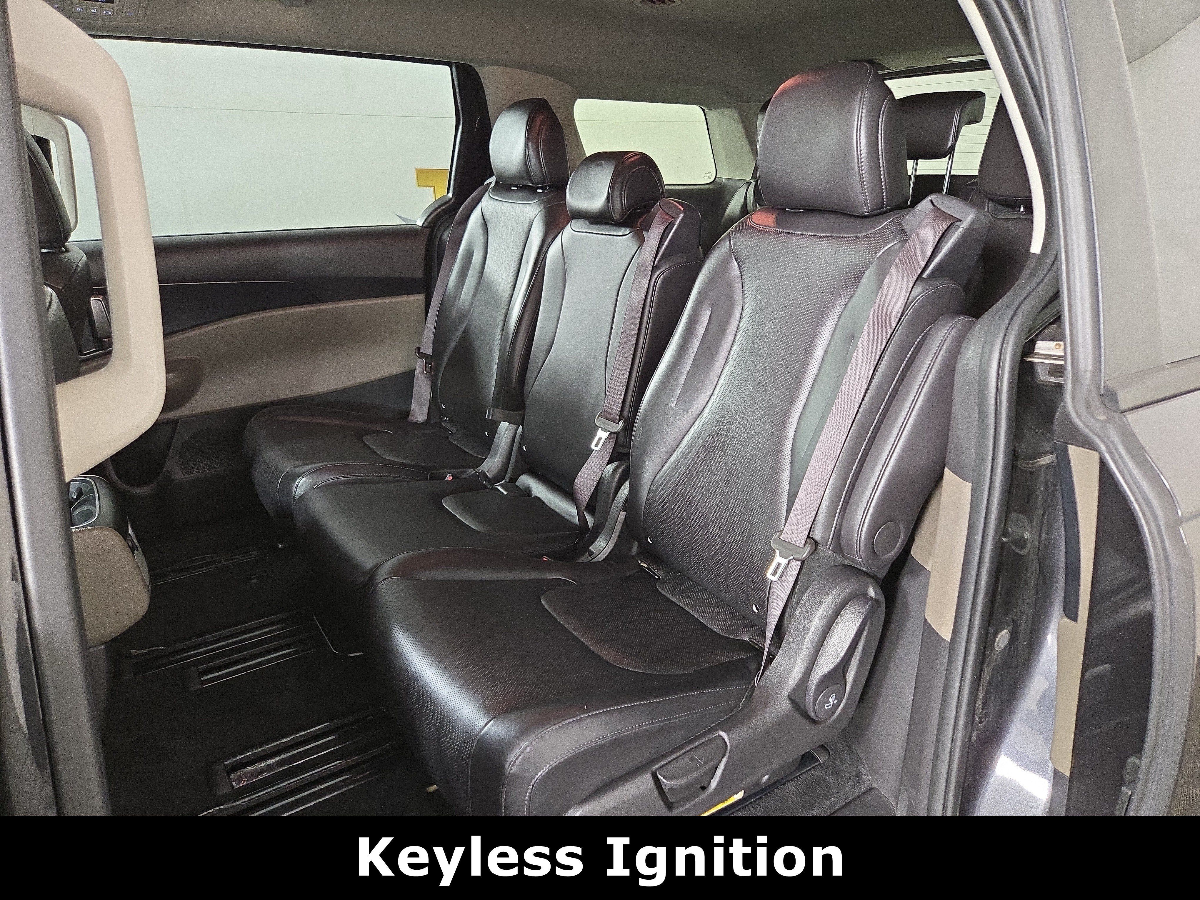 Used 2025 Kia Carnival FWD image 12