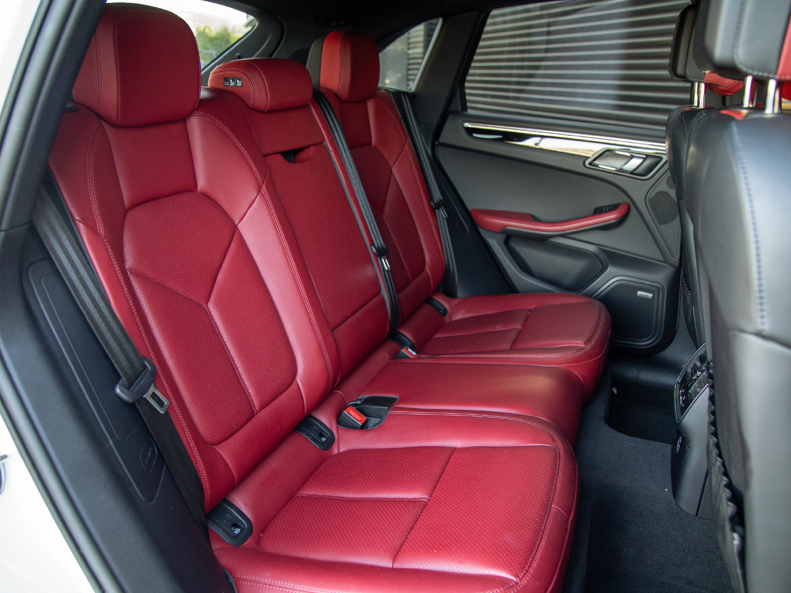 Certified 2024 Porsche Macan AWD/4WD image 16