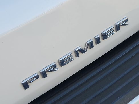 Used 2025 Chevrolet Suburban Premier RWD image 11