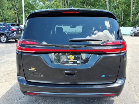 Used 2022 Chrysler Pacifica Touring-L w/ S Appearance Package FWD image 9