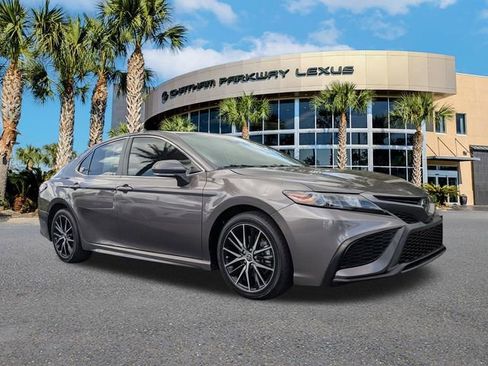Used 2022 Toyota Camry SE FWD image 2