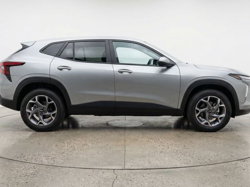 Used 2025 Chevrolet Trax LT image 11