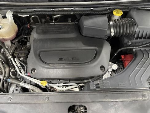 Certified 2023 Chrysler Pacifica Touring-L image 36