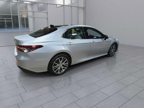 Used 2021 Toyota Camry XLE AWD/4WD image 9