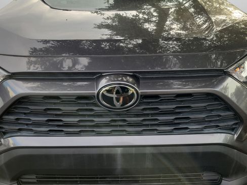 Used 2021 Toyota RAV4 LE FWD image 13