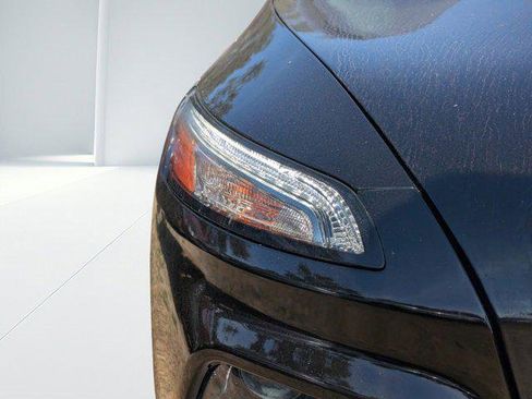 Certified 2017 Jeep Cherokee Latitude w/ Cold Weather Group image 8